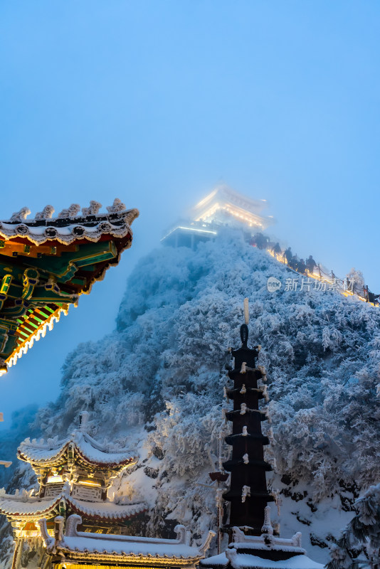 河南老君山景区冬季大雪古建筑房檐夜景