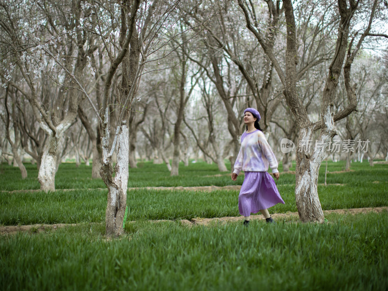 年轻女子在新疆杏花村旅行