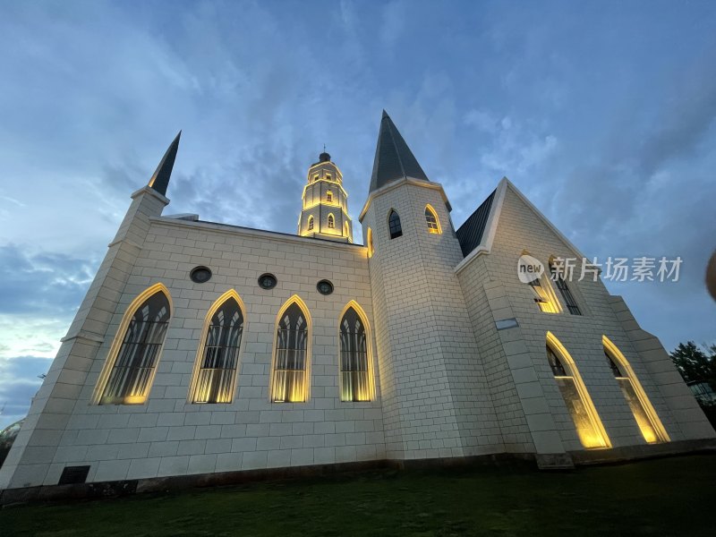 尖顶教堂建筑外观灯光夜景特写