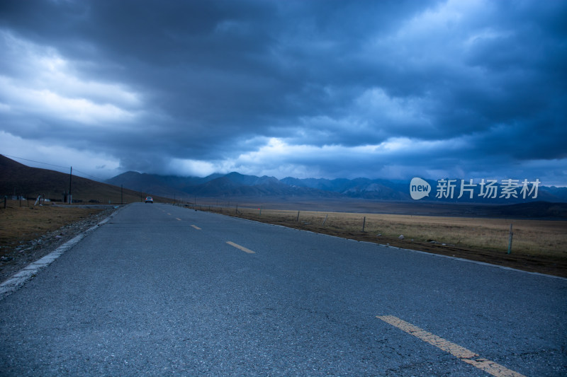 中国西部青海青藏高原暴风雨中的公路