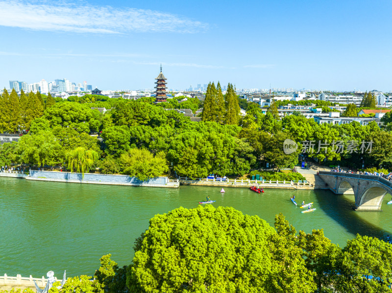 航拍苏州盘门景区外护城河上的浆板运动