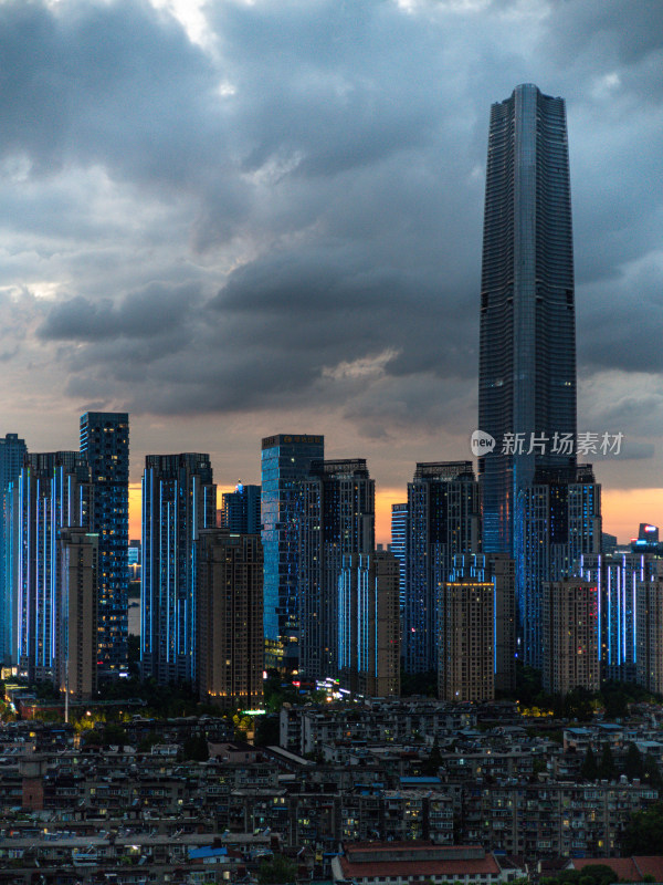 暮色下高楼林立的城市全景