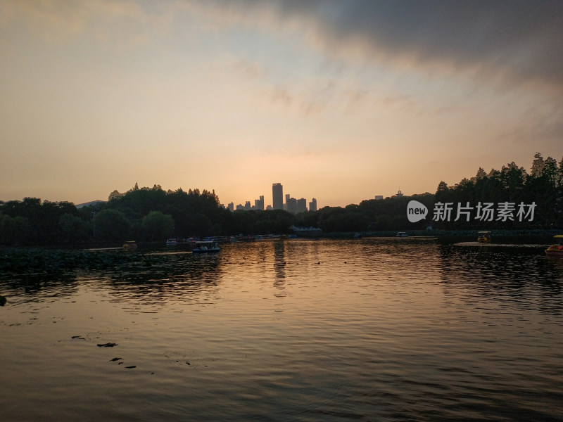 水边城市建筑群的自然风景