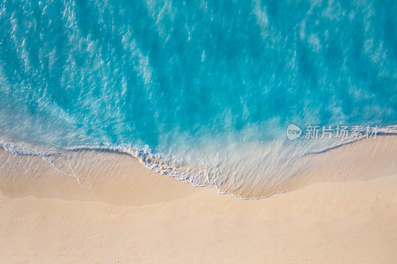 美丽的蓝色海水海浪沙滩