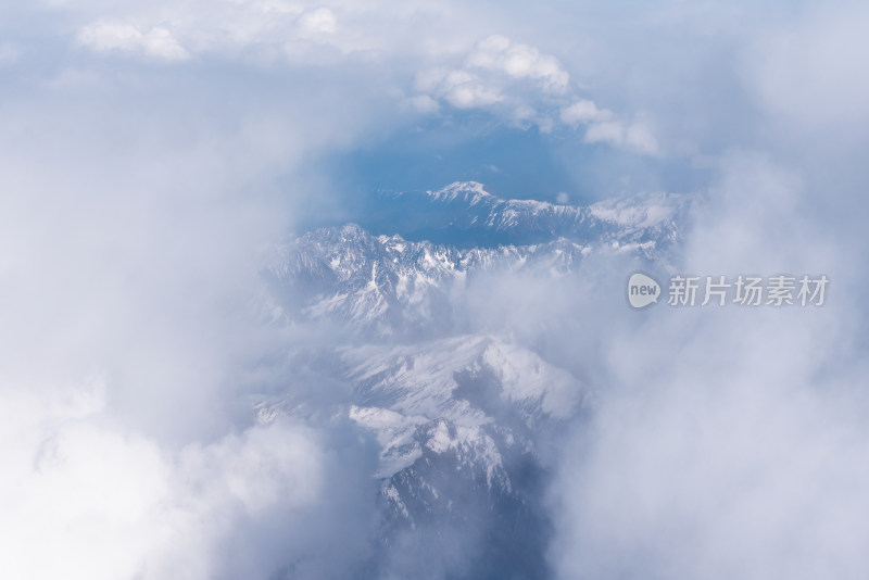 中国西藏高空飞机上航拍连绵雪山自然风光