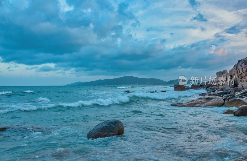 越南芽庄五指岩旅游景区海岸礁石海浪风光