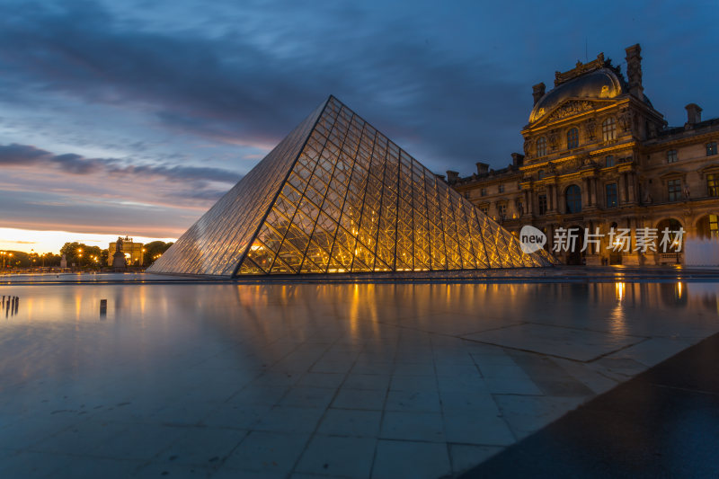 巴黎卢浮宫夜景