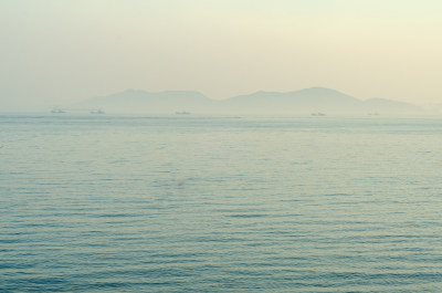 远处海面上一座山