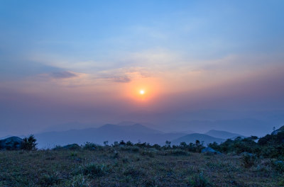 香港大帽山郊野公园山顶夕阳落日风光