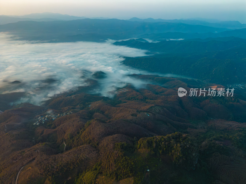 航拍群山中的云海自然风光