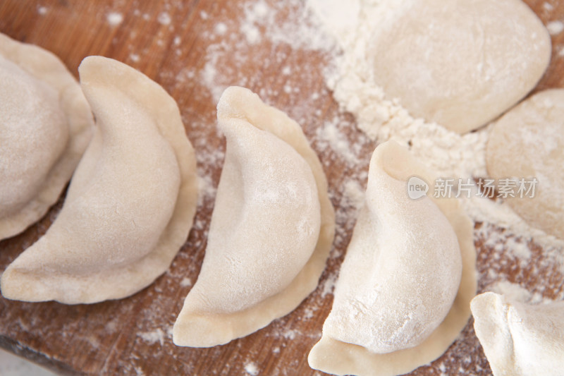 俯视包好的饺子和饺子皮