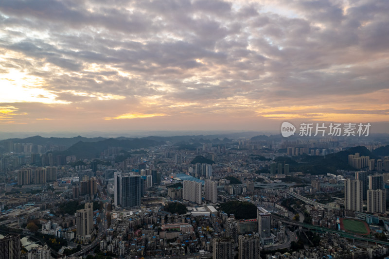 贵阳城市清晨日出彩霞航拍图