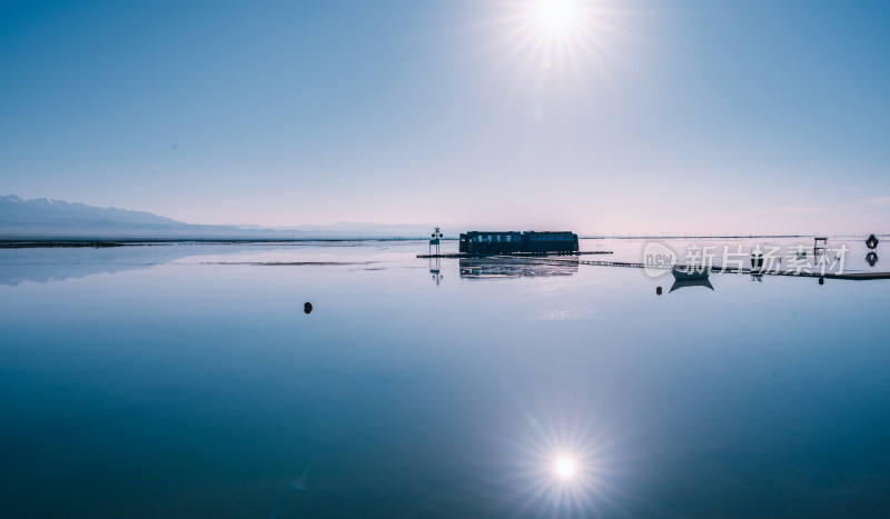 阳光照耀下的平静湖面与建筑