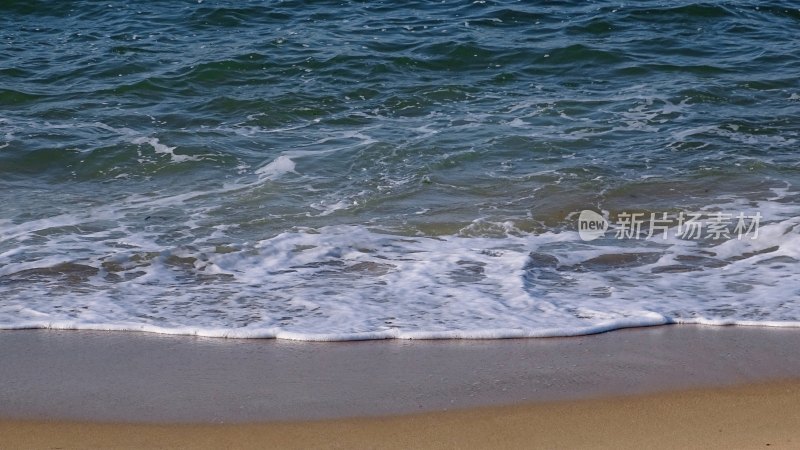 海浪拍打沙滩景象