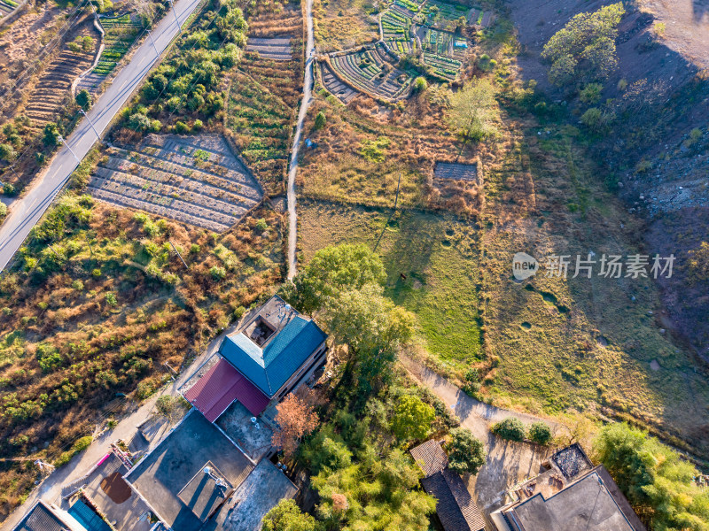 大山农村房屋公路航拍图