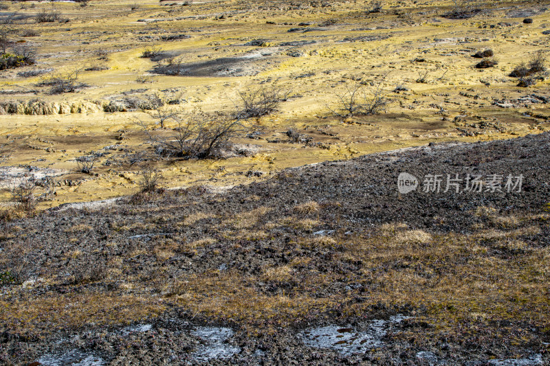 黄龙景区钙华地形干旱土地的色彩