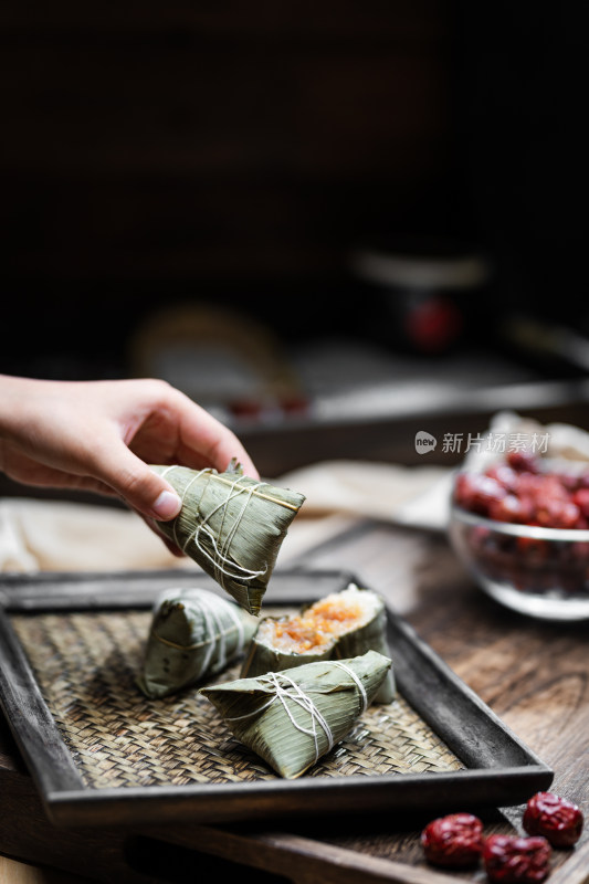 静物美食端午节制作成熟的粽子