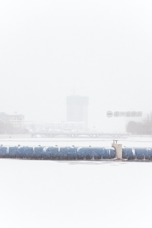 冬季河道堆满积雪