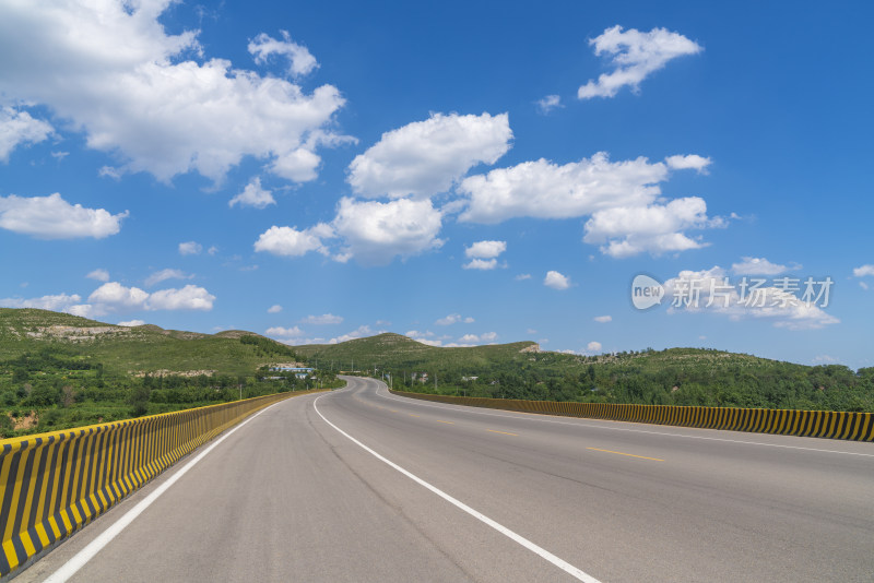 公路蓝天白云风景