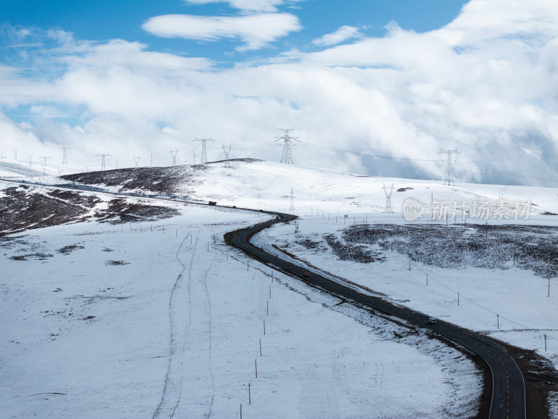 冬天被冰雪覆盖的山间盘山公路