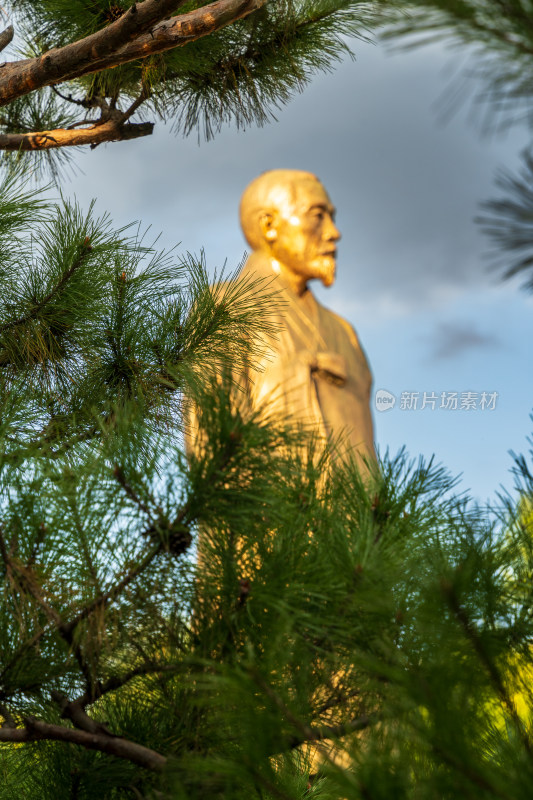 首尔宗庙市民公园的月南李商在先生雕像