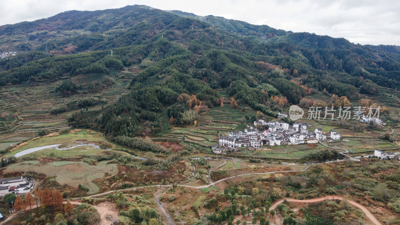 安徽呈坎村山村秋景徽派建筑群航拍