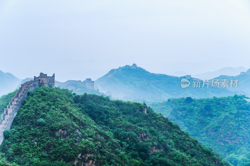 中国夏季金山岭长城阴天下雨云雾风光