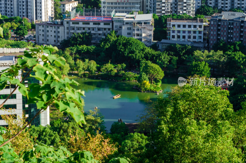 福建省福州市乌山俯瞰城市湖光山色的黎明湖