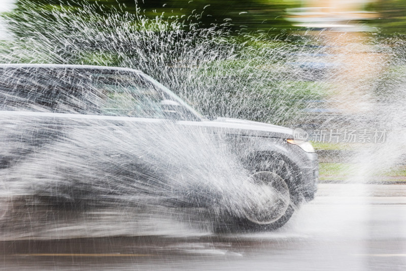 汽车驶过积水溅起水花