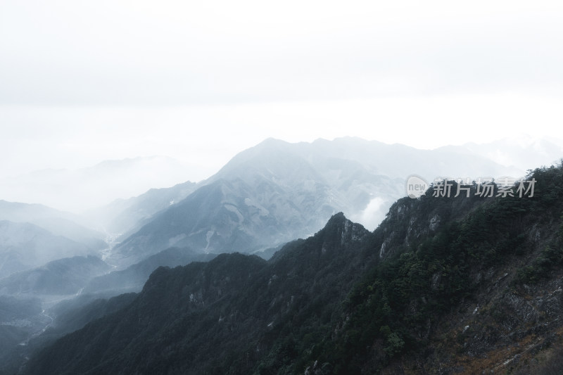 航拍杭州大明山山脉雾中景色