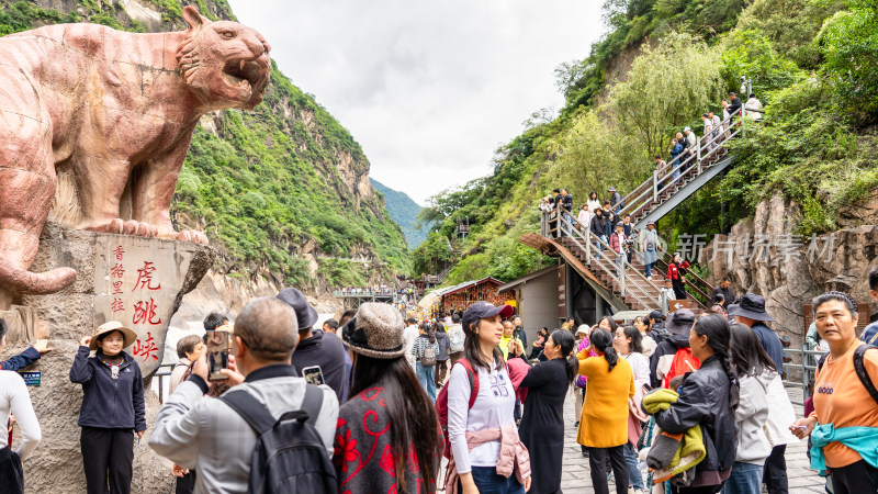 云南香格里拉虎跳峡景区及游客