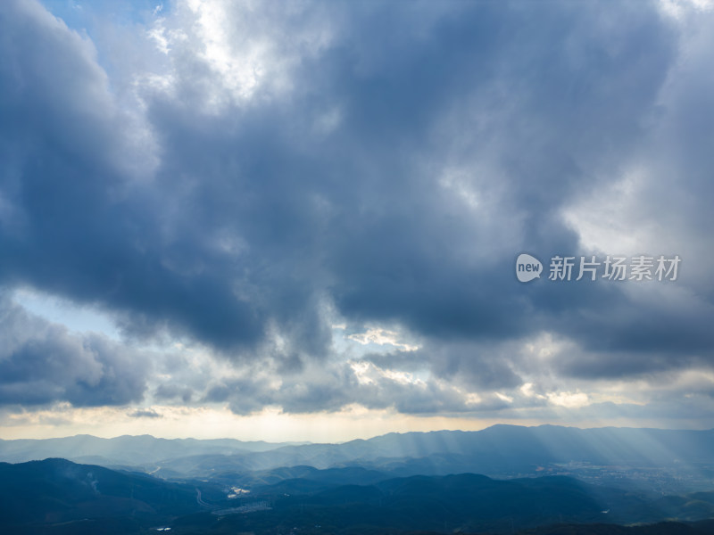 山脉景观与光束效果的高空摄影