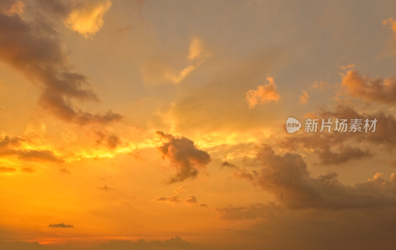 晚霞天空背景素材 金色云层