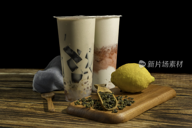 木制案板上的特色饮品奶茶及配料展示