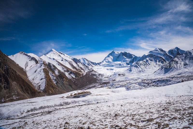 壮丽雪山天空自然风景