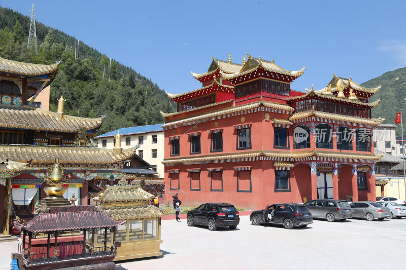 四川阿坝州松潘川主寺寺庙建筑和屋顶