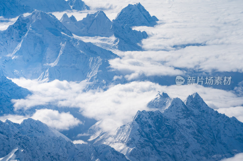 航拍云海上的雪山