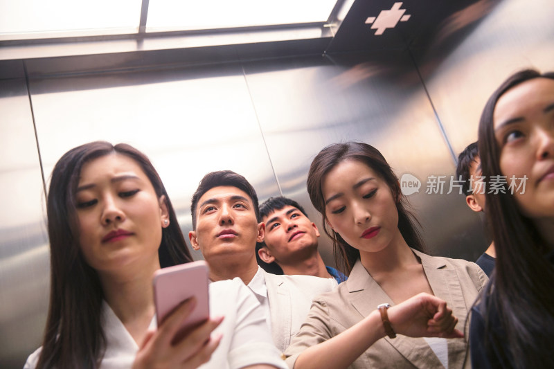 商务青年男女乘电梯
