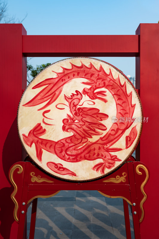 画着中国龙的立式大鼓，用红色的支架支撑着