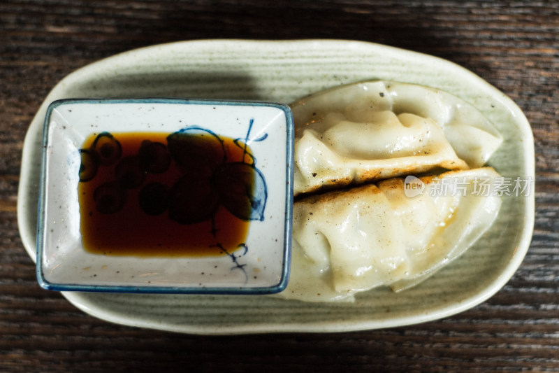 精致的日式煎饺