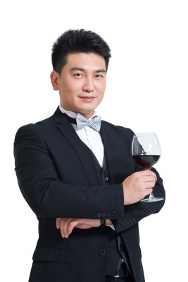 棚拍中年商务男士端酒杯