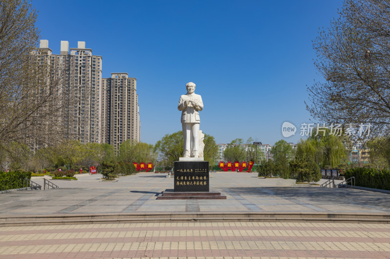 山东济南幸福柳广场毛主席雕塑