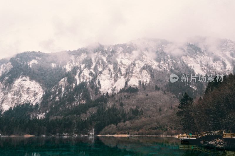 川西九寨沟冬季雪山碧蓝海子唯美