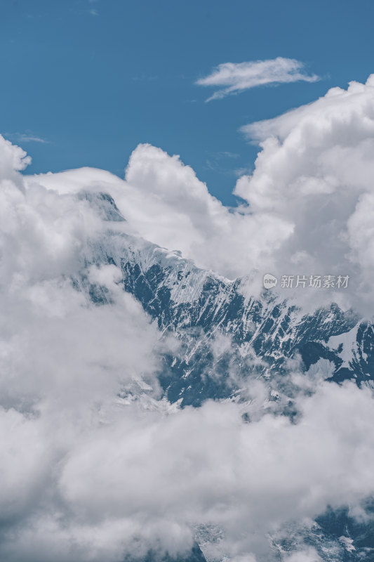 中国云南梅里雪山-蓝天白云里的卡瓦格博峰