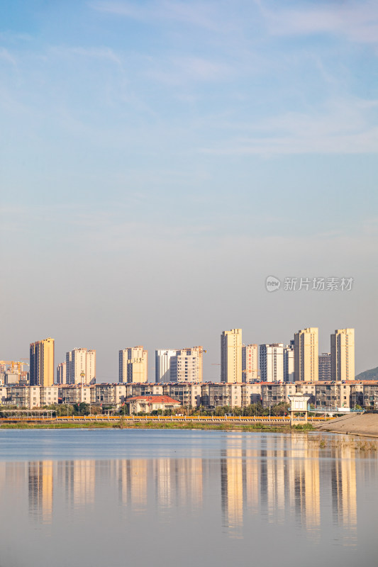 山东济宁邹城孟子湖城市建筑倒影景观