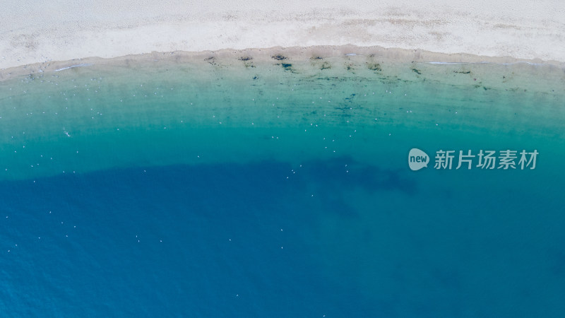 俯拍清澈海滩海水