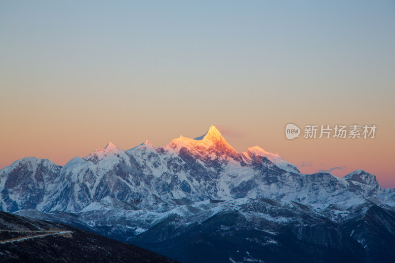 西藏林芝雪景南迦巴瓦峰日照金山雪山夕阳