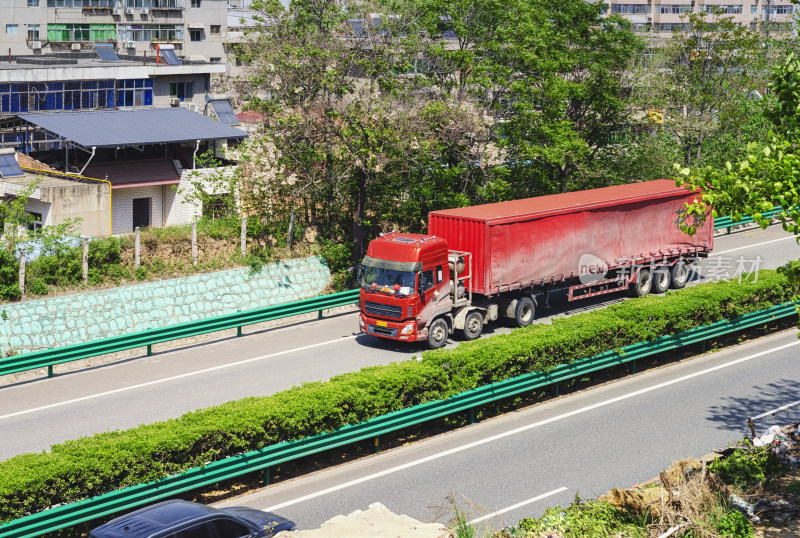 卡车行驶在夏日炎热的柏油高速公路上