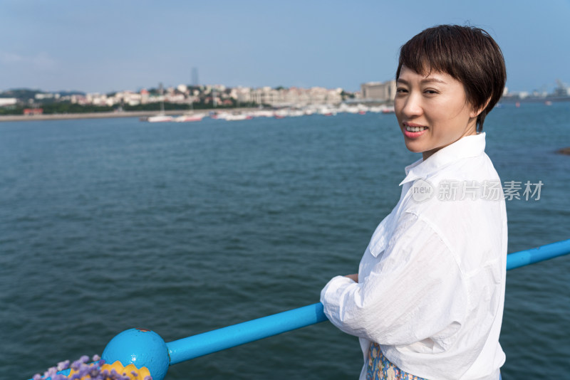 夏天站在海边的亚裔女性肖像