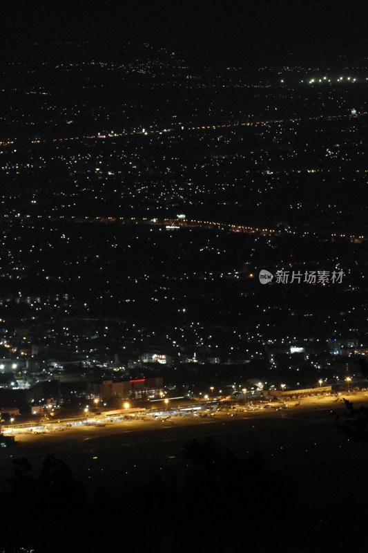 俯瞰清迈夜晚城市机场全景